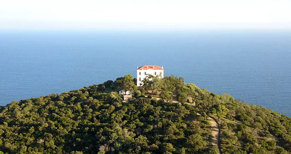 La villa foncin sur son promontoire du massif des maures