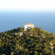La villa foncin sur son promontoire du massif des maures